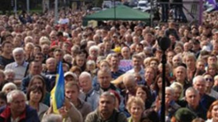 2 тысячи учителей митингуют во Львове в поддержку украинского языка