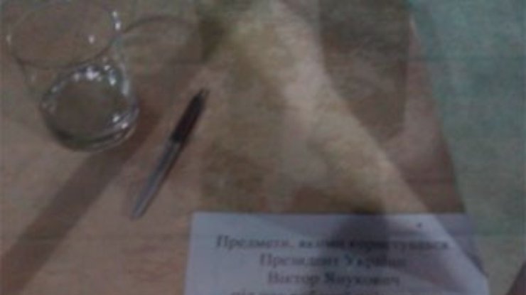 На Хмельнитчине в музее выставили стакан и ручку Януковича