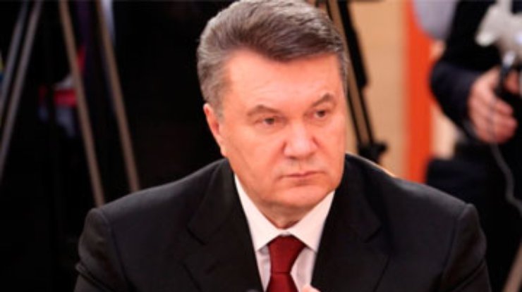 Янукович требует жестко наказать FEMEN за спиливание креста