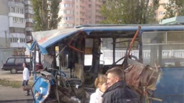 В Одессе грузовик протаранил кабину троллейбусу