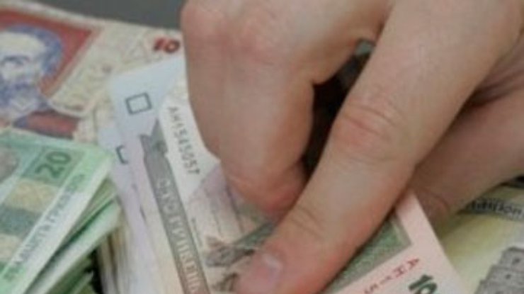 Украинцы переводят свои сбережения в валюту