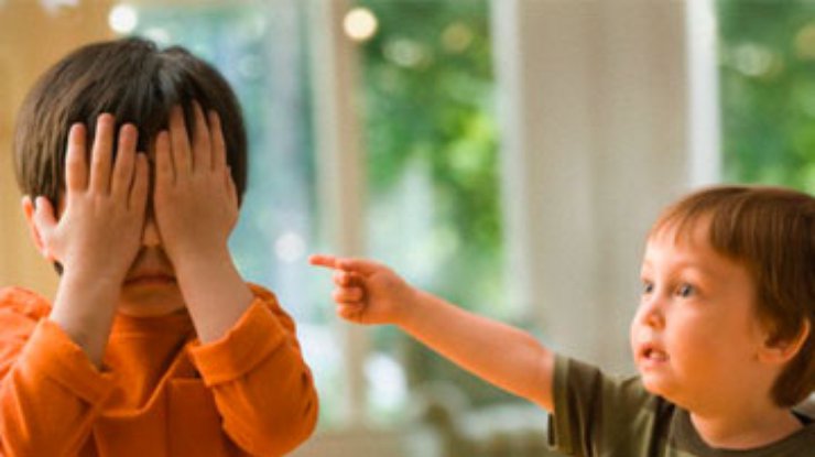 Психологи объяснили, почему дети от страха закрывают глаза