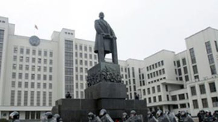 В Минске оппозиционеры облили памятник Ленину валерьянкой