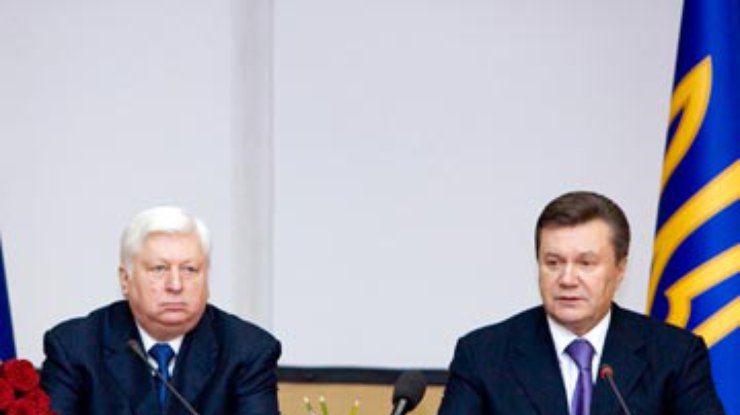 Янукович признал, что выборы прошли с нарушениями, и поручил Пшонке разобраться