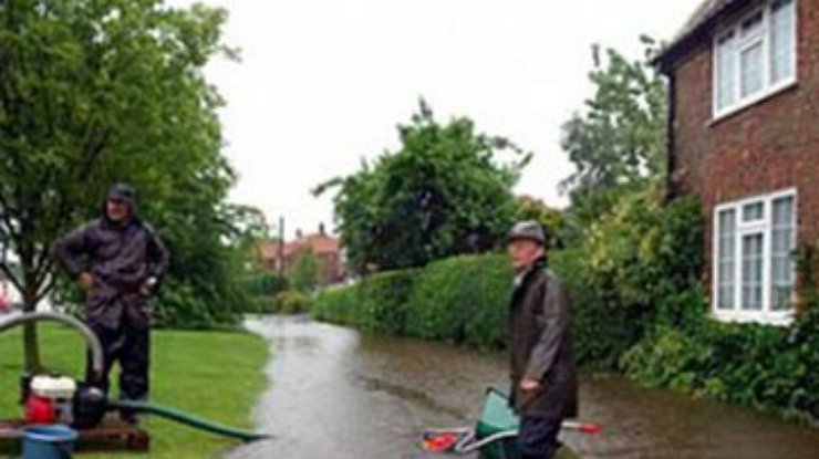 В Великобритании ливни вызвали сильное наводнение, есть жертвы