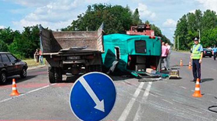 На Харьковщине ВАЗ протаранил автобус с пассажирами