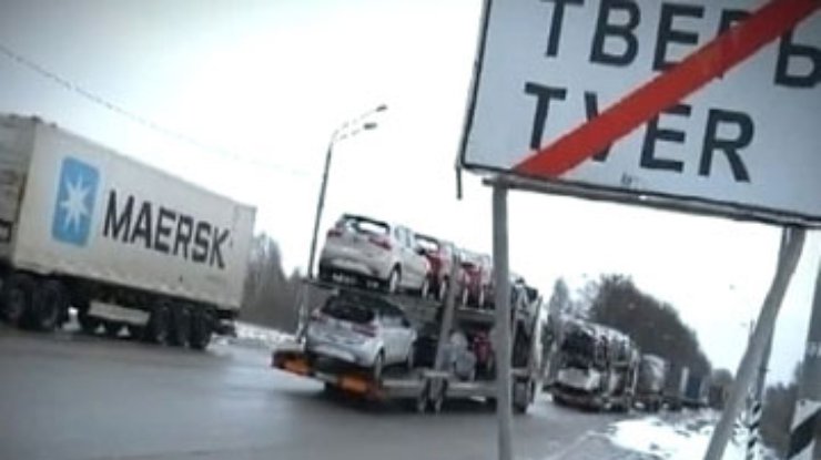 Пробка под Тверью достигла 200 километров, заявляют водители