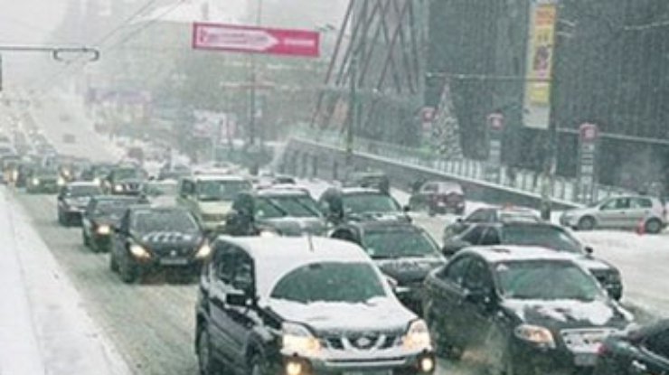 Киев изо всех сил борется со снегом, а ГАИ просит не садиться за руль