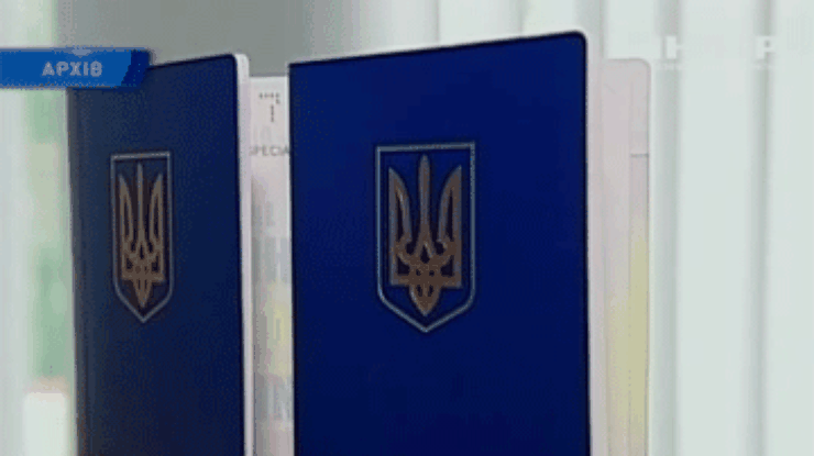Украинцы смогут выезжать за границу со старыми паспортами, - МИД