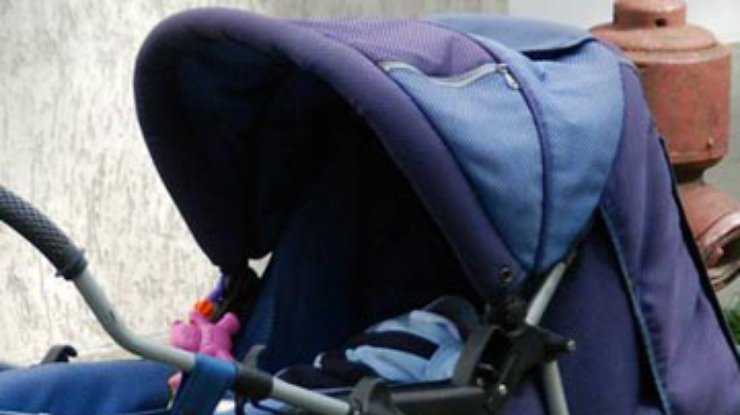 Пьяная мать валялась посреди улицы, забыв о младенце в коляске
