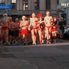 В Будапеште прошел традиционный забег голых Санта-Клаусов
