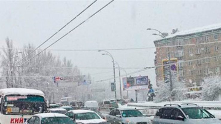 Попов спешит убрать снег с улиц Киева, пока их не сковало льдом