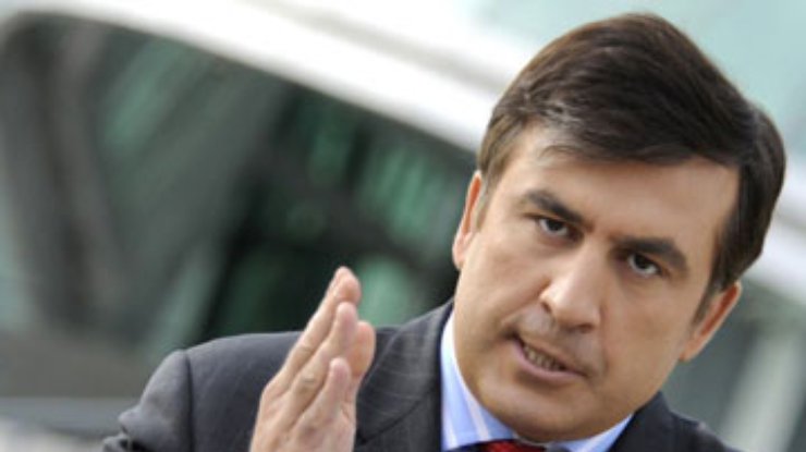 Новое правительство Грузии "ломает себе шею", - Саакашвили