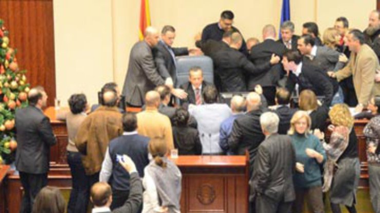 Утверждение бюджета Македонии закончилось побоищем