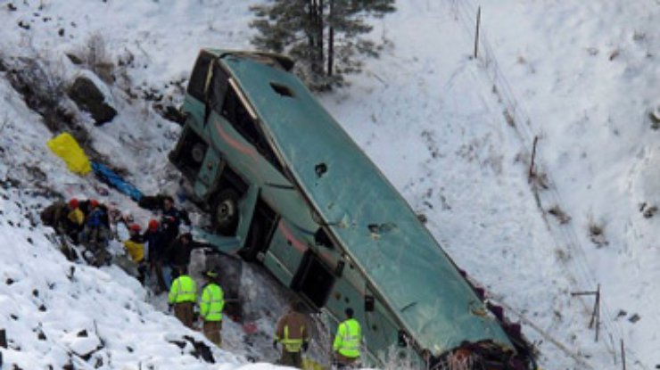 В США автобус сорвался в ущелье: Погибли 9 человек