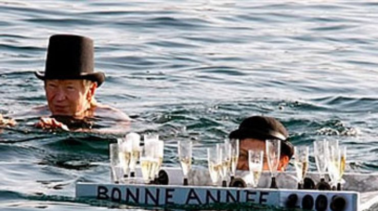 Десятки человек отметили Новый год купанием в Женевском озере