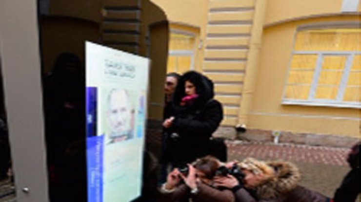 В Санкт-Петербурге Стиву Джобсу поставили памятник в виде iPhone