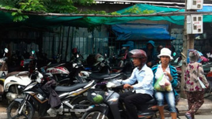Женщин Индонезии заставят ездить на мотоцикле боком