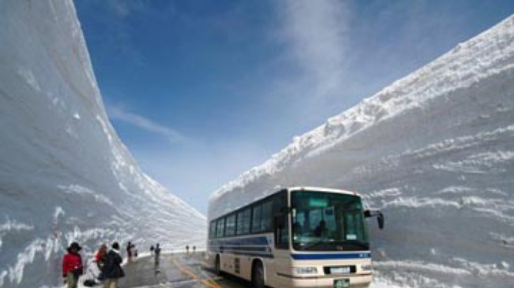 В Японии сильнейшие снегопады: Парализованы все виды транспорта