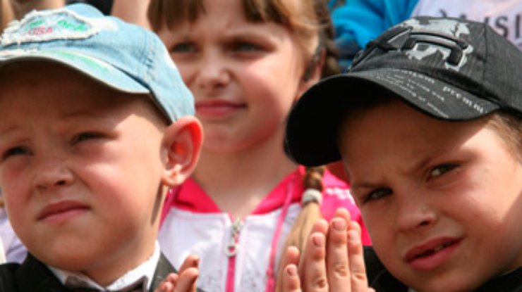 Иностранцам хотят упростить процедуру усыновления украинских детей