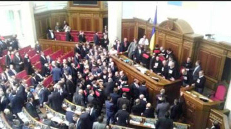 Оппозиция решила блокировать трибуну, пока не выпустят Тимошенко, - СМИ