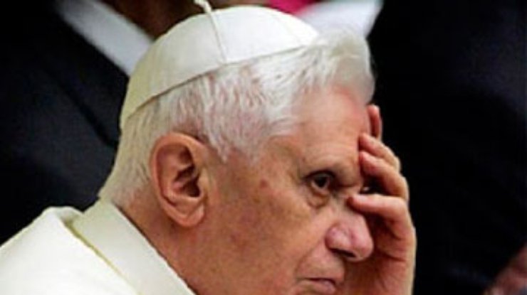Папа римский отрекается от престола: Не хватает сил руководить