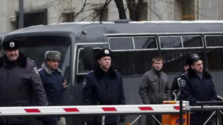 Милиция отпустила активистов, задержанных за "граффити Януковича"