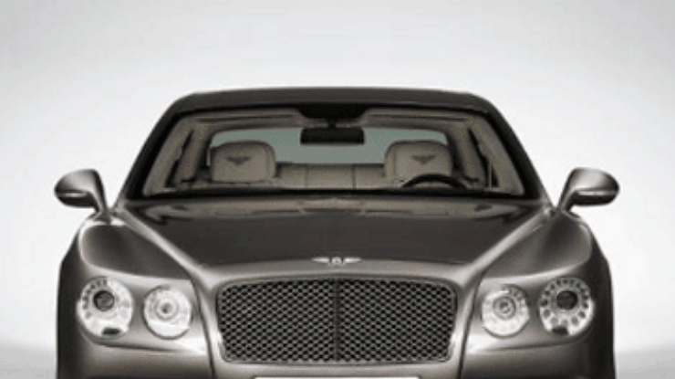 В интернете появились фото обновленного седана Bentley Flying Spur