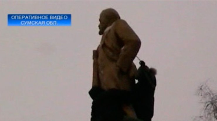 "Свободовцы" и коммунисты подрались из-за памятника Ленину в Ахтырке (фото, видео)
