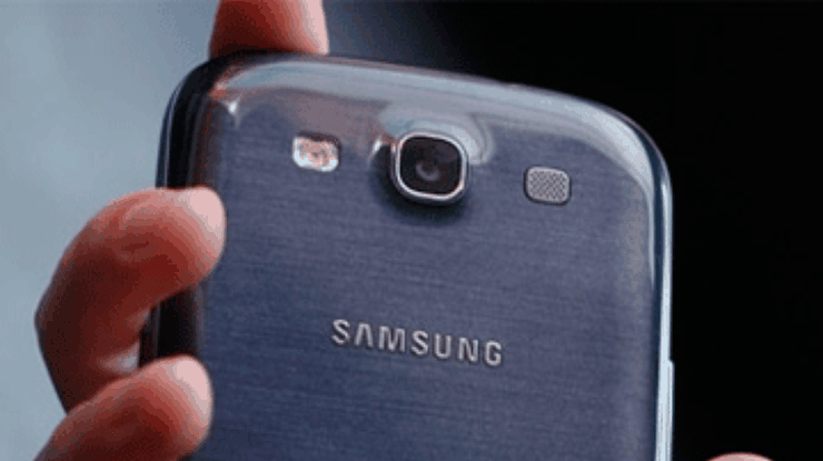 Samsung объяснила свою любовь к пластиковым телефонам