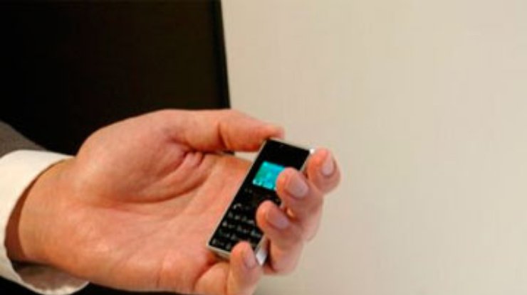 В Японии представили самый маленький и легкий в мире мобильник
