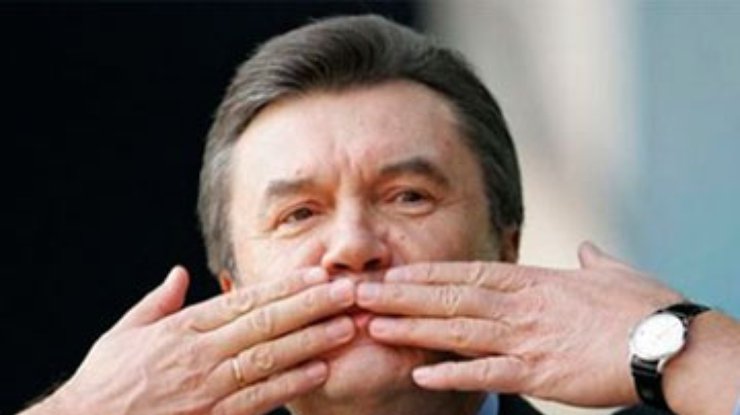Янукович поздравил женщин с 8 марта