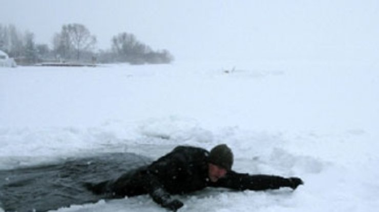 Провалившийся под лед рыбак и его спасатель утонули на Харьковщине