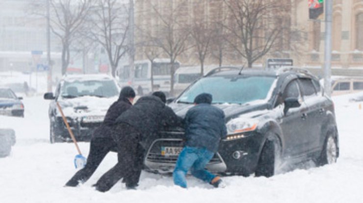 Киевские власти обещают справиться с пробками до утра