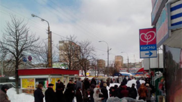Последствия стихии: В Киеве очереди за хлебом, половина транспорта не ходит