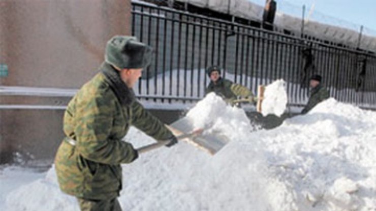 Последствия снегопада устраняют 5 тысяч военных
