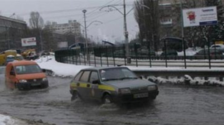 Наводнение: Киевляне запасаются продуктами и покупают лодки
