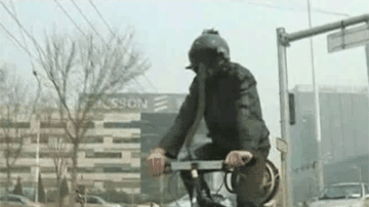 Британец, живущий в Китае, оборудовал велосипед кислородным баллоном