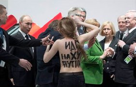 "Femenистки" прорвались к Путину и Меркель