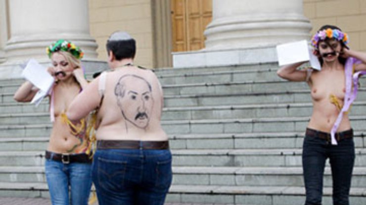 Католическая церковь осудила "истерическую агрессивность" Femen