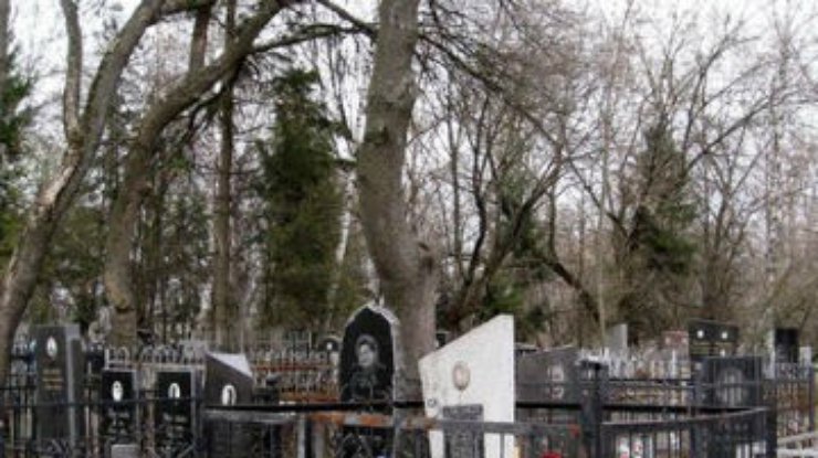 Жители Донбасса грабили могилы, чтобы "заработать" на водку