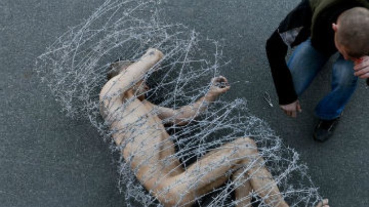 Протестующий питерский художник голый обмотался колючей проволокой (фото)