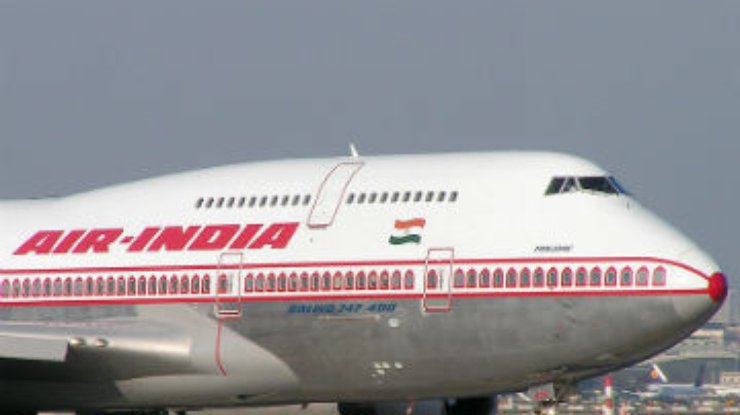 Пилоты Air India легли спать, оставив стюардессу управлять самолетом