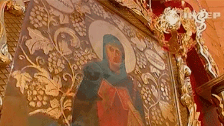 Чудо в Манявском ските: Уже год мироточит икона Пресвятой Богородицы