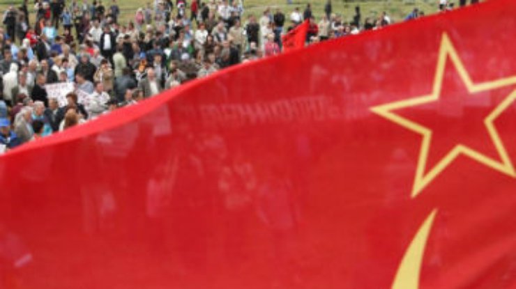 В Львове коммунисты развернули красный флаг, несмотря на запрет