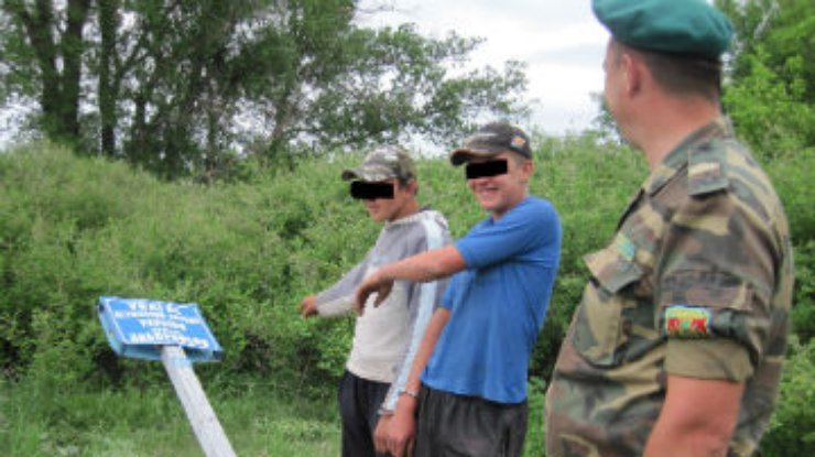 Российские подростки пытались сдать украинский пограничный знак на металлолом