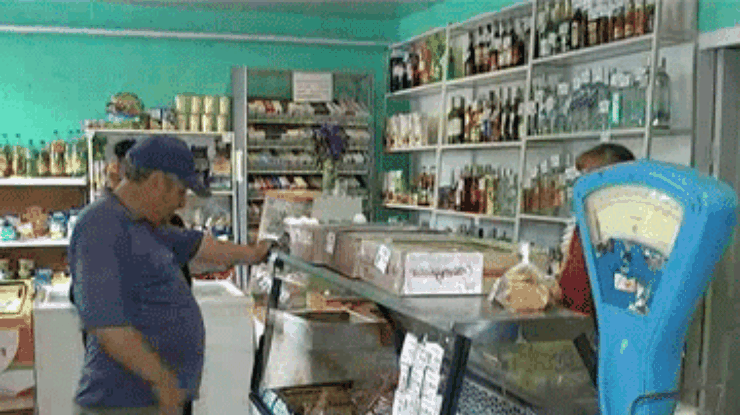 Двое подростков с автоматом ограбили продуктовый магазин на Донетчине