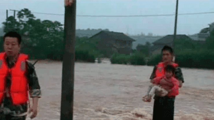 Наводнения в Китае: Более 30 человек погибли, десятки пропали без вести