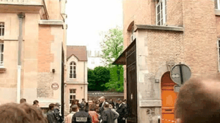 В Париже мужчина застрелился в школе на глазах у младшеклассников