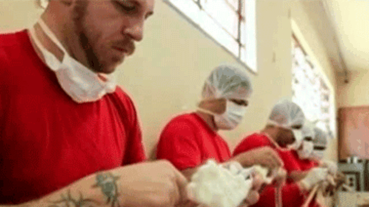 В Бразилии преступников решили перевоспитать с помощью вязания